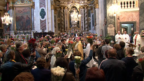 Bénédiction des roses pendant la messe