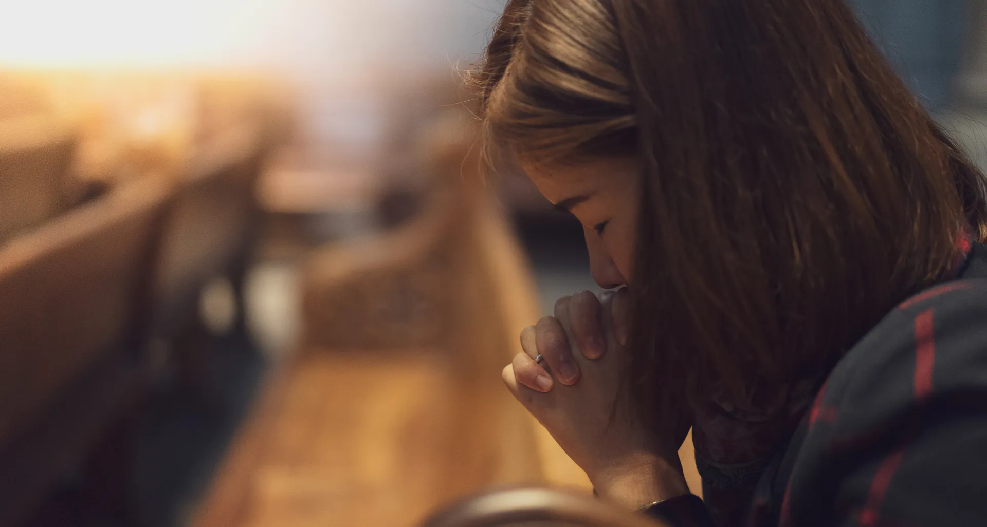 jeune femme priere eglise.jpg